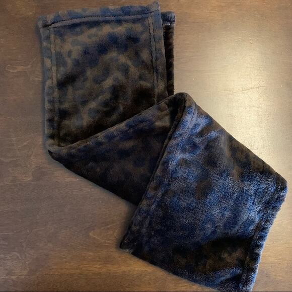 The Walking Company Animal Print Cheetah Leopard Soft Scarf - Picture 3 of 4